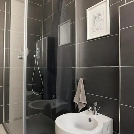 Lacasetta _ Lakeview Terrace Renovated Daire *