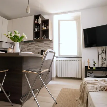 Lacasetta _ Lakeview Terrace Renovated Daire