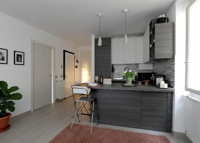 Lacasetta _ Lakeview Terrace Renovated アパート